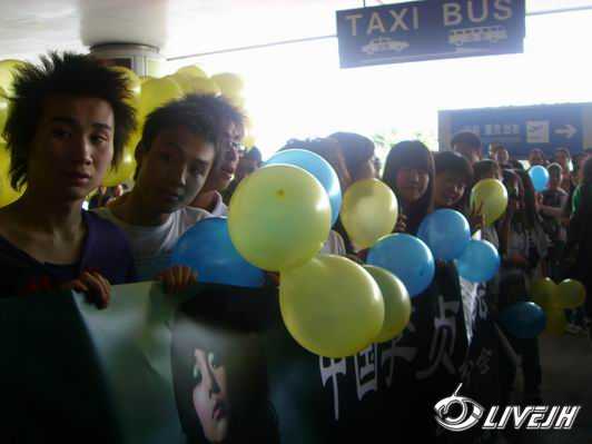 �ӽ�4�����`ͻȻ��������֯��200���˷ֱ�֧�ֽ�������