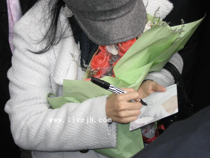 �ڷɻ���,�������ڸ�ż��CDǩ��