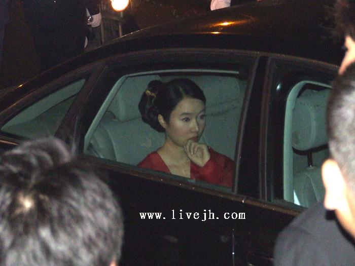 ���д��,������ڰµϳ��еȺ�,���Ǿ�վ���복�Ӳ���5�׵ĵط�!